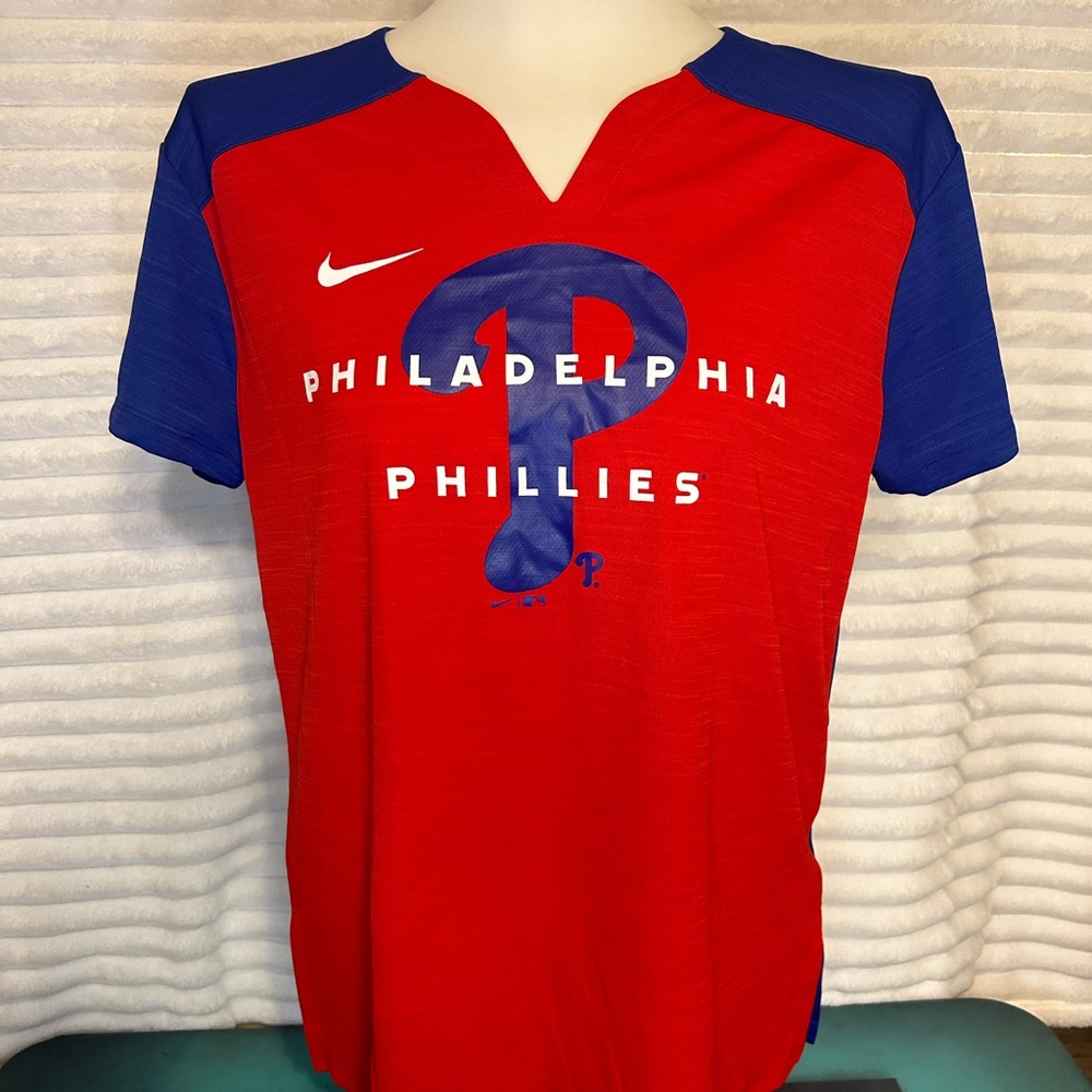 Women’s Nike Philadelphia Phillies T-shirt Jersey, Size Medium, Red & Blue